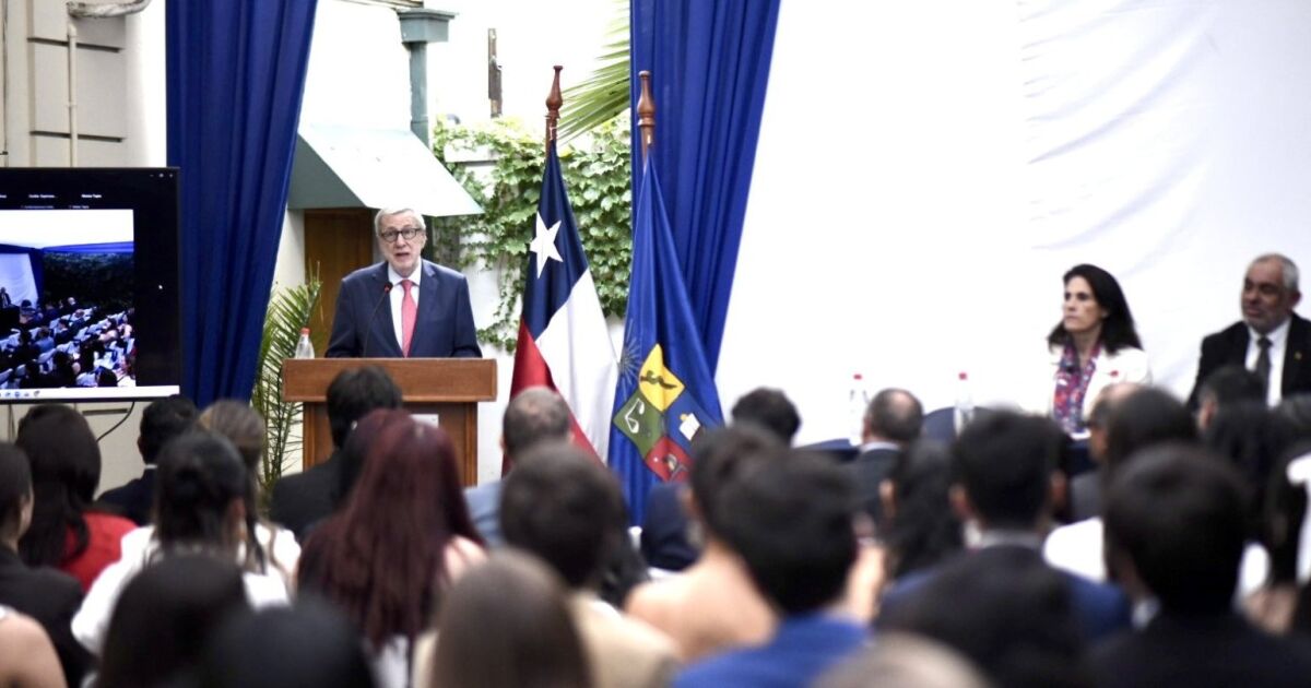 Canciller participa en ceremonia de titulación de la Licenciatura de Estudios Internacionales de la Universidad de Chile