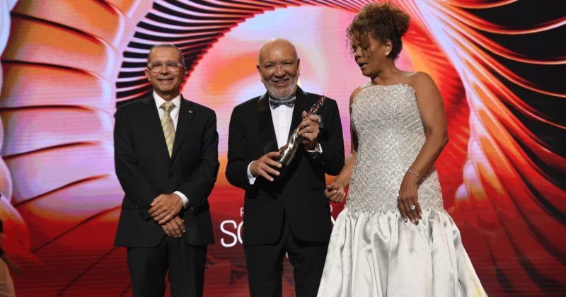 ACROARTE entrega a Jochy Santos el premio Gran Soberano