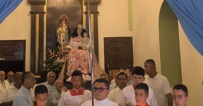 Con un traje que rinde tributo a la historia de El Tocuyo: La Divina Pastora desciende de su nicho
