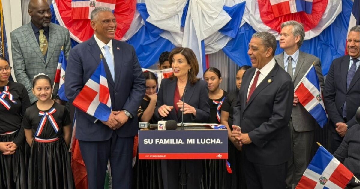 NY iluminará 16 lugares con los colores bandera RD este 27 Febrero