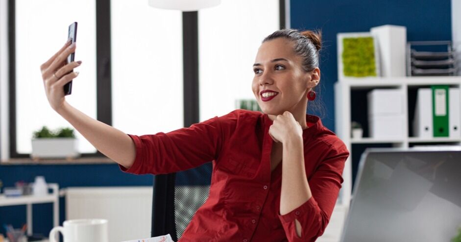 Los influencers están volviendo a la oficina, ¿fracasó el sueño de vivir de las redes?