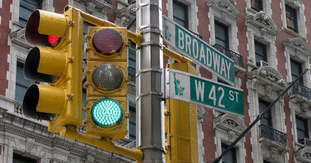 Proyecto Ley NYC castigaría violadores semáforos en rojo