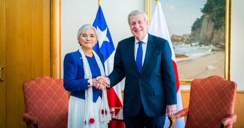 Canciller condecora a la embajadora de Japón por el término de sus funciones en Chile