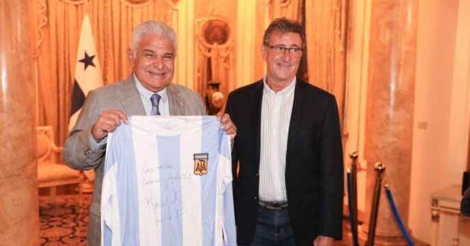 Mario Kempes visita el Palacio de Las Garzas y aconseja a niños sobre educación y deporte