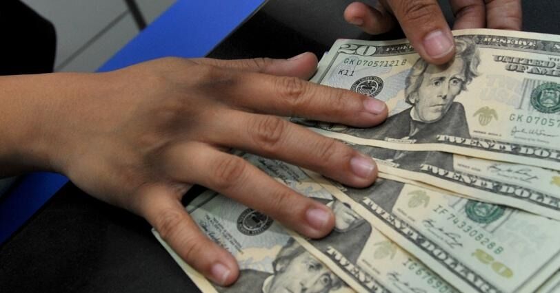 Persiste la volatilidad: dólar volvió a cerrar por debajo $3.900 este jueves
