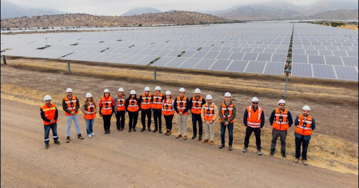 Atlas Renewable Energy y ProChile destacan a Chile como plataforma regional para el desarrollo de infraestructura energética limpia durante visita internacional a la Planta Solar Quilapilún