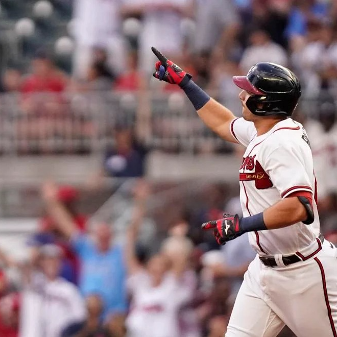Con jonrón de Riley, Bravos aplastan 7-1 a Cardenales