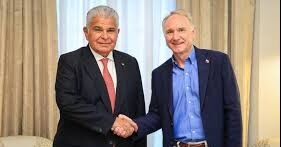 Mulino recibe al escritor de “El Código Da Vinci” durante su visita a Panamá