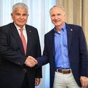 Mulino recibe al escritor de “El Código Da Vinci” durante su visita a Panamá