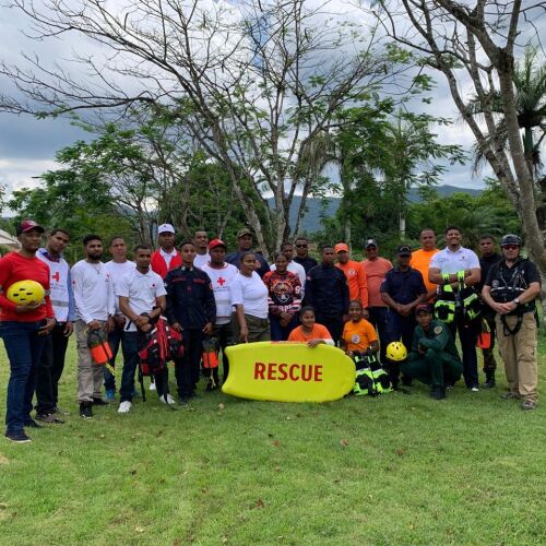 Barrick Pueblo Viejo capacita a 24 rescatistas en técnicas de rescate acuático