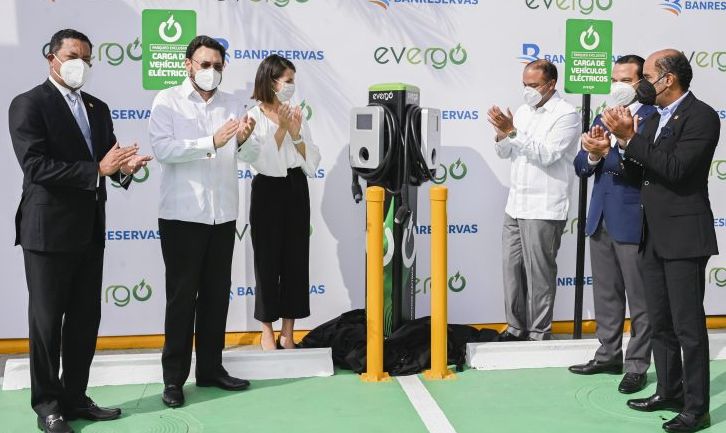 Banreservas instala estaciones de carga Evergo para vehículos eléctricos