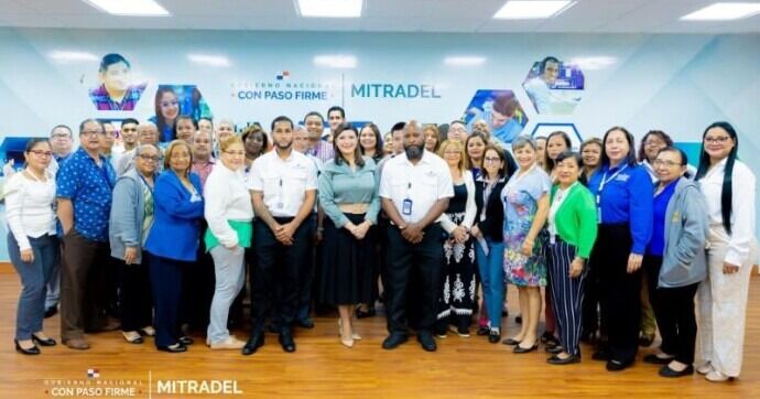Ministra de Trabajo impulsa transporte institucional gratuito para servidores públicos