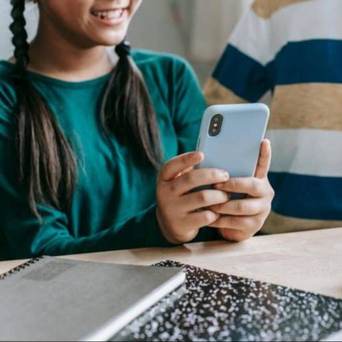 El exceso de tiempo en pantalla podría limitar el aprendizaje verbal de los niños