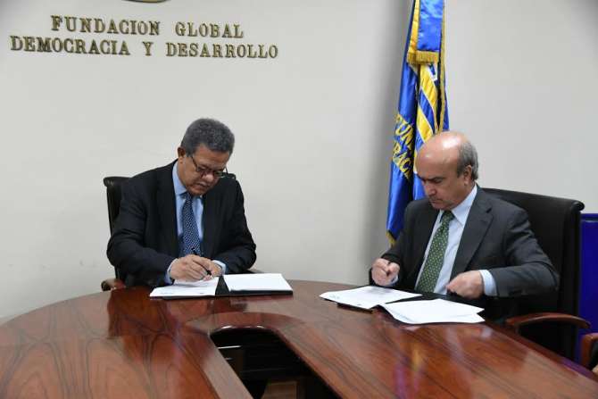 Mariano Jabonero y Leonel Fernández firman acuerdo de colaboración entre la OEI y Funglode