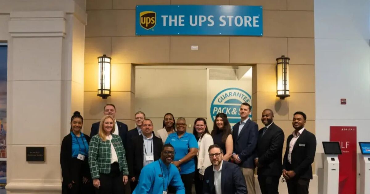 UPS Store abre una tienda rediseñada en JA BizTown
