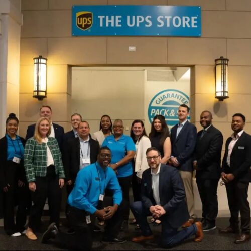 UPS Store abre una tienda rediseñada en JA BizTown