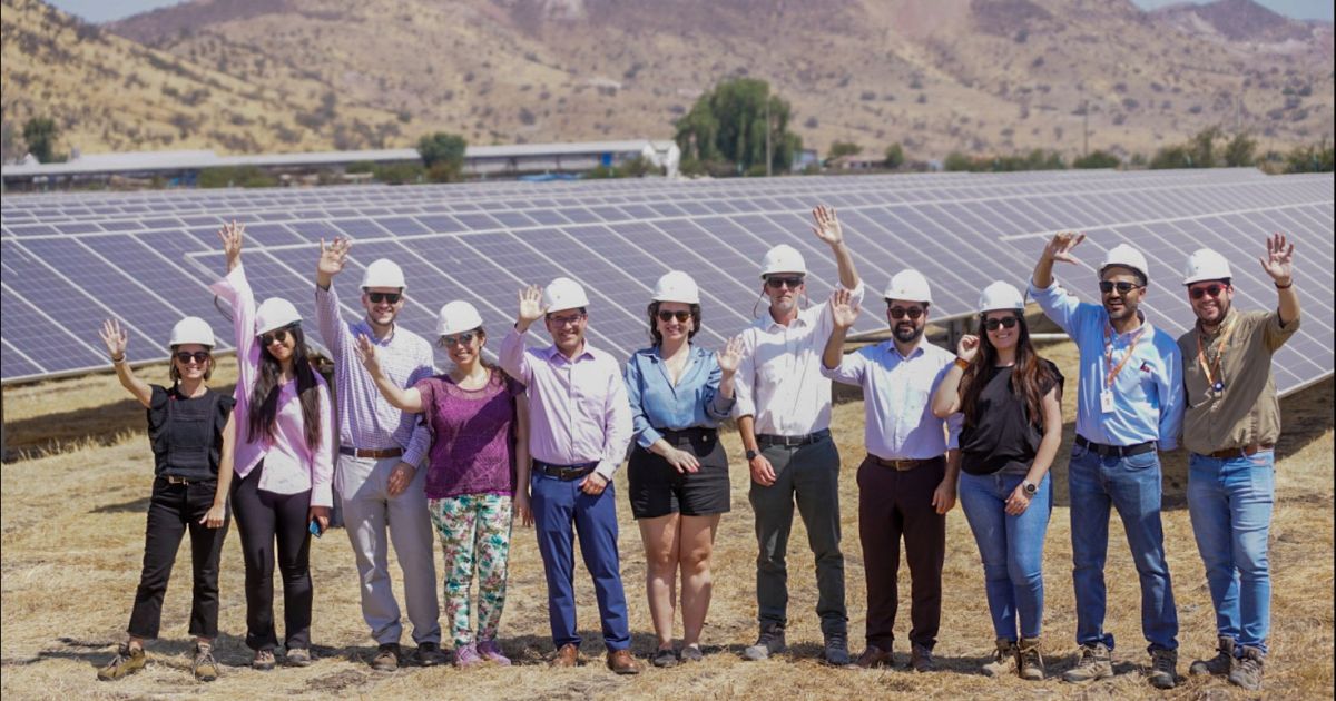 Autoridades visitan primera planta solar en ingresar al sistema de compensación de emisiones