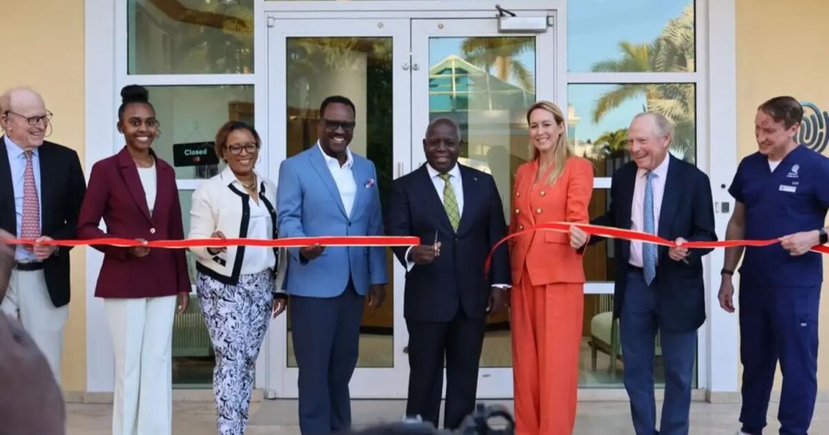 El primer ministro elogia la legislación LARTA durante la inauguración de una empresa de medicina regenerativa