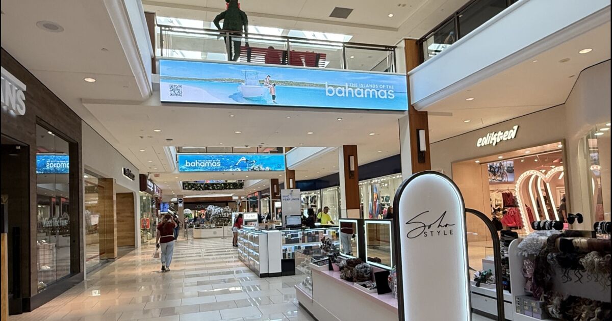 Las Bahamas amplía la campaña "Toda una vida en islas" con pantallas digitales de exterior invernales en Aventura Mall.