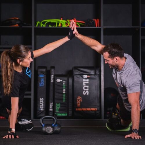 El gimnasio no sólo sirve para entrenar el cuerpo sino también para hacer amistades