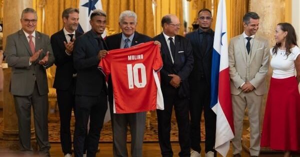 Mulino entregó el pabellón nacional a la selección de Panamá