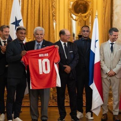 Mulino entregó el pabellón nacional a la selección de Panamá