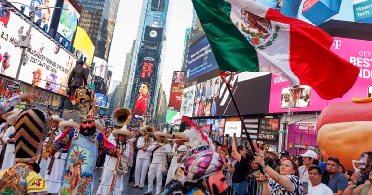 Mexicanos bailan y muestran el orgullo por sus costumbres en el corazón de Times Square