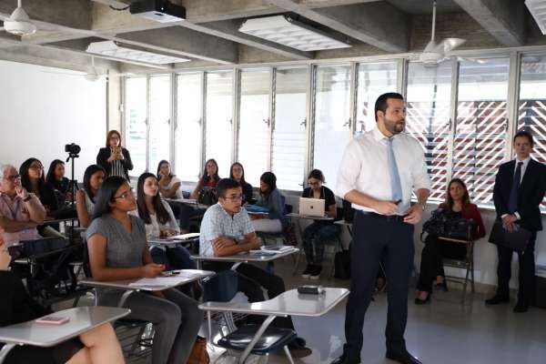 Rafael Paz visita estudiantes de Derecho