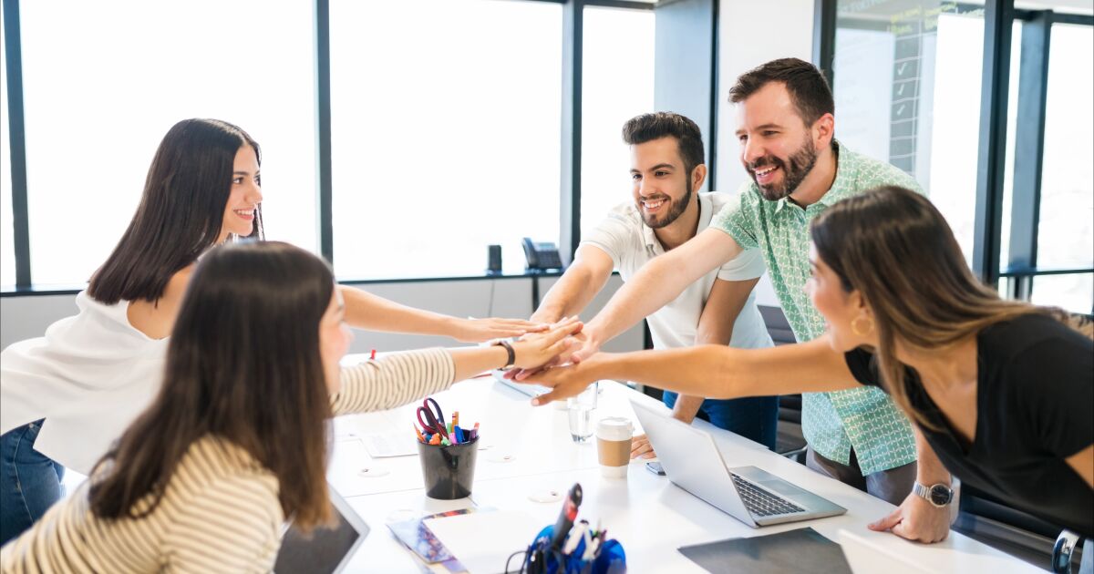 Mejor ambiente laboral, beneficios y cultura organizacional superan al salario en la estrategia de atracción y retención de talento en Chile