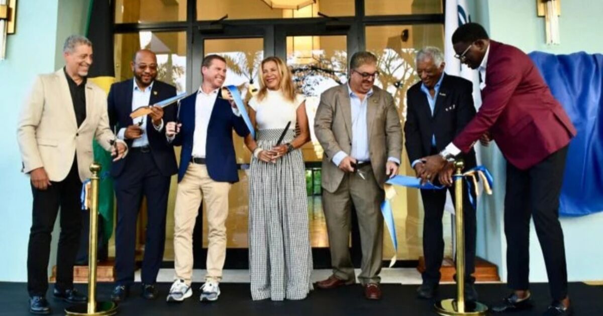 Sandals Dunn's River honra a un líder turístico con el nuevo Centro de Conferencias Louis Grant