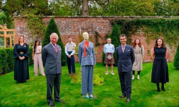 El príncipe Carlos se estrena en el mundo de la moda con una colección sostenible