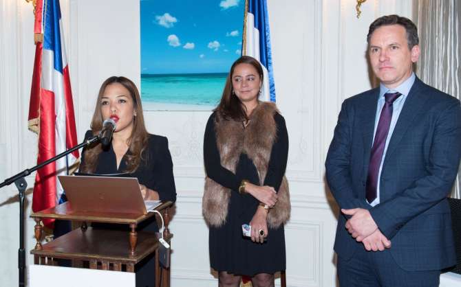 Embajada en Francia promueve con libro el turismo dominicano