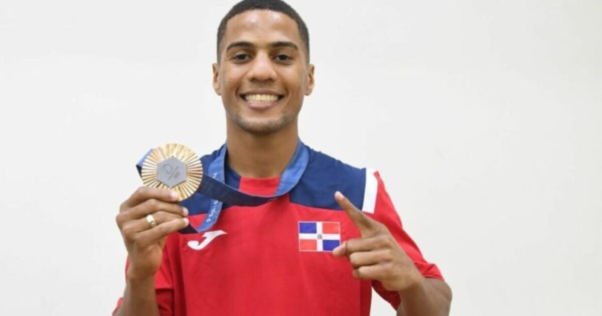Dominicano Alcántara golpea primero en el mundial de boxeo