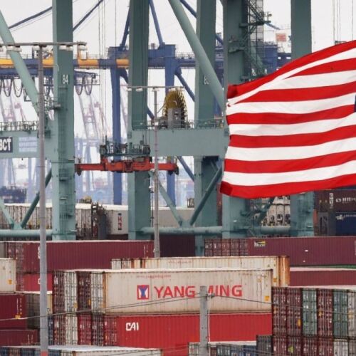 Presidente Trump amenaza con aranceles del 100% para disuadir a los BRICS de reemplazar al dólar