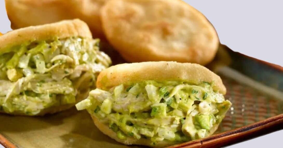 Conoce el origen de la arepa venezolana y su rivalidad con el pan con chicharrón peruano