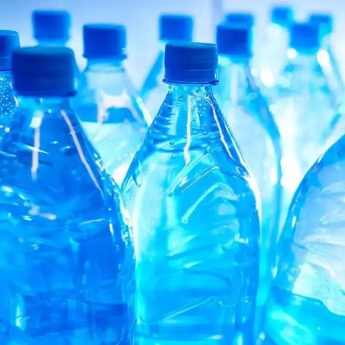 Investigadores encuentran una gran cantidad de partículas de plástico en el agua embotellada