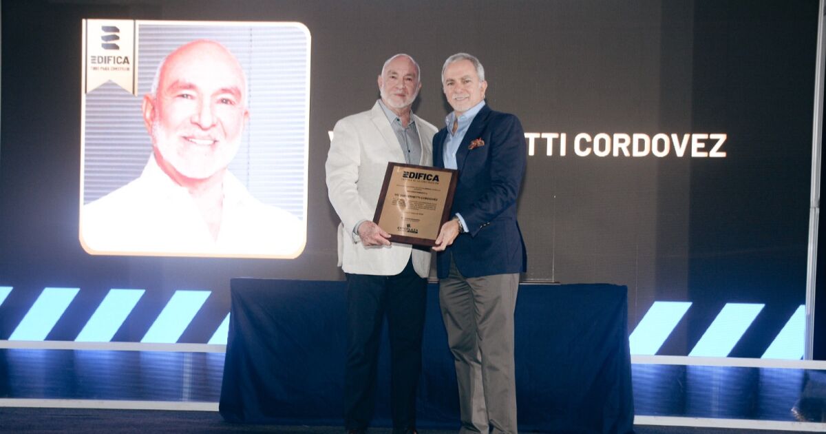 Víctor Ferretti Cordovez es condecorado por su visión y aporte al desarrollo del país