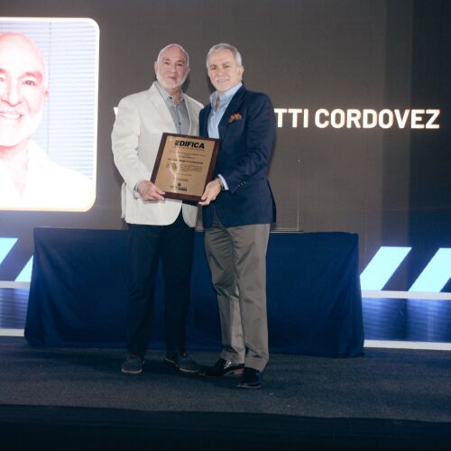 Víctor Ferretti Cordovez es condecorado por su visión y aporte al desarrollo del país