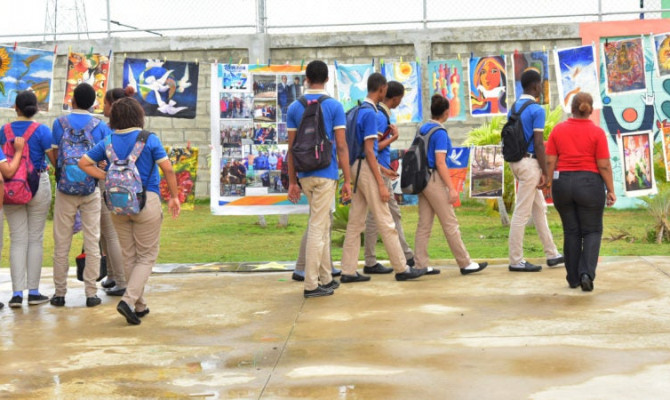 Ministerios de Educación y Cultura realizan proyecto “Lienzos Sueltos por la Paz” en centros educativos