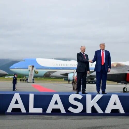 Trump y Putin inauguran cumbre sobre la invasión de Ucrania con un apretón de manos en Alaska