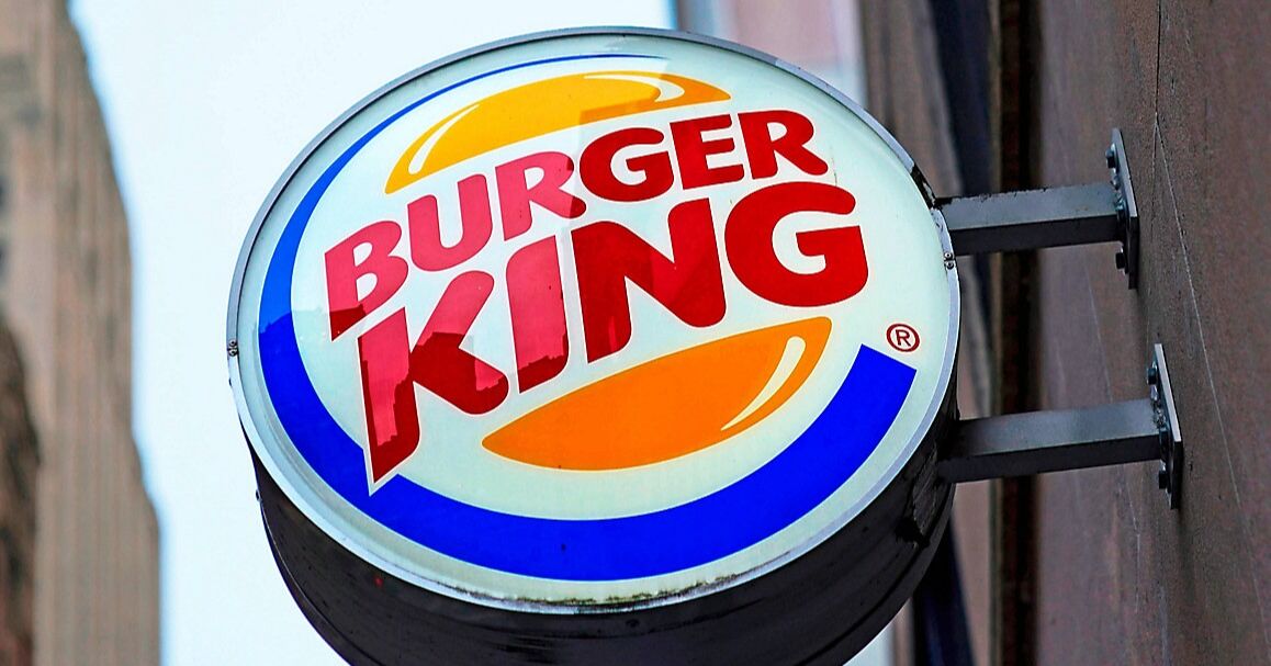 Burger King prueba auriculares con IA para vigilar la cortesía de sus empleados