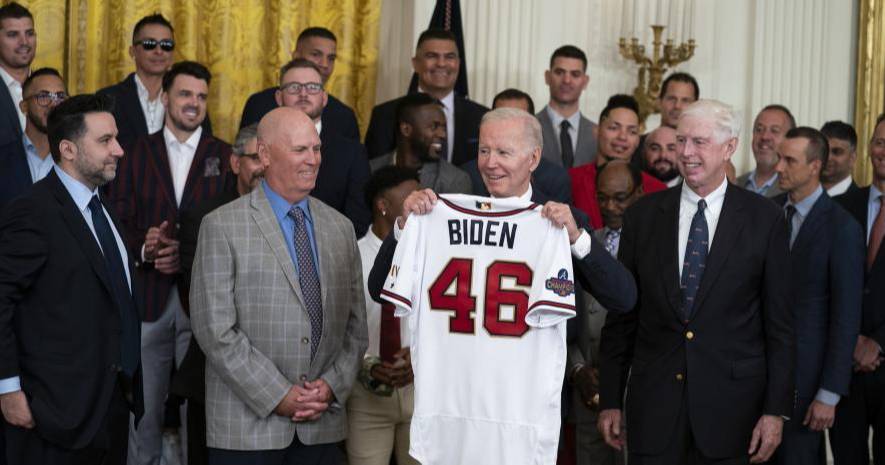 Joe Biden recibe a los Atlanta Braves en la Casa Blanca y tira una frase que pasará a la historia