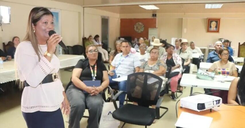 Embajada de Estados Unidos y AMUPA capacitan a emprendedores de Herrera en gestión de riesgos