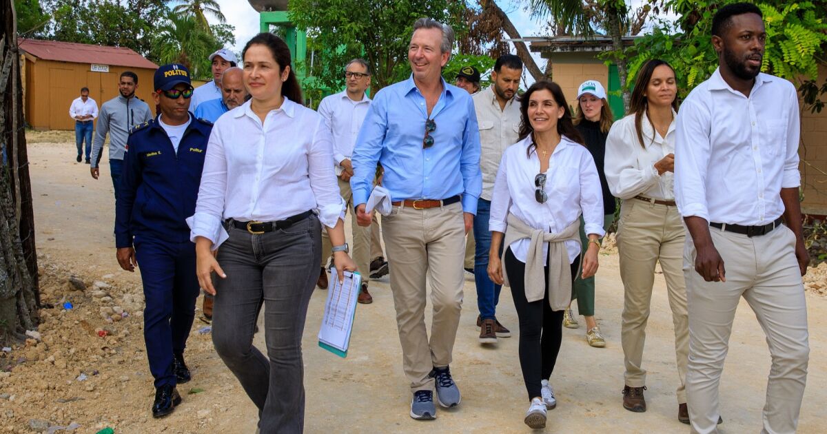 Embajadora EEUU Leah Campos visita Central Romana