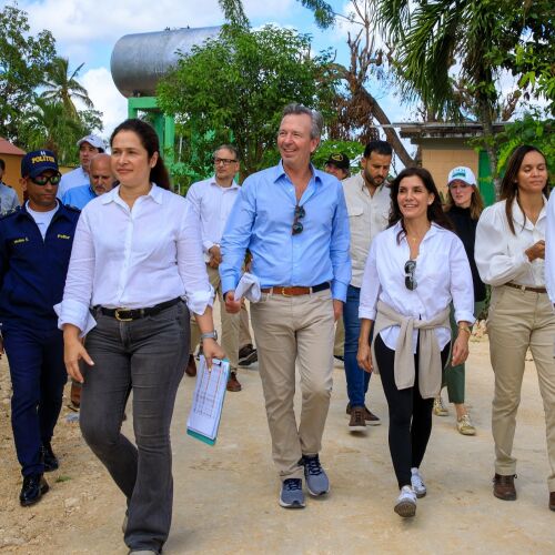 Embajadora EEUU Leah Campos visita Central Romana