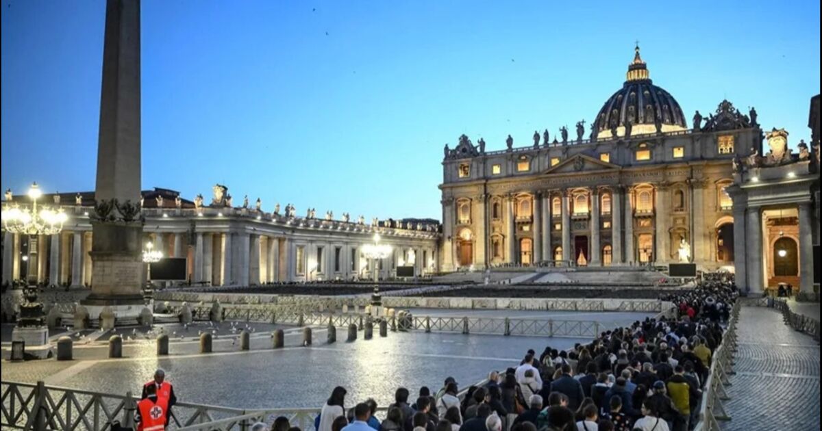 Capilla ardiente del papa Francisco recibe casi 50 mil fieles