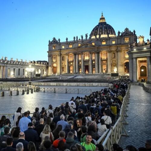 Capilla ardiente del papa Francisco recibe casi 50 mil fieles