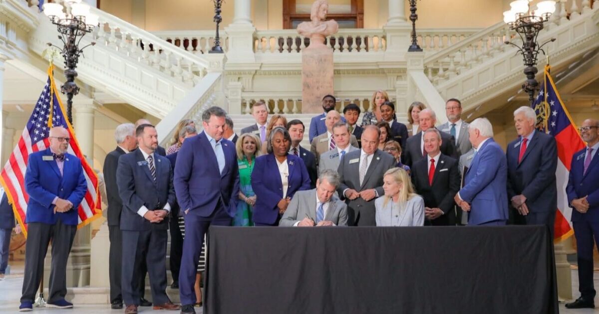El gobernador Kemp firma una ley que fortalece la fuerza laboral de Georgia