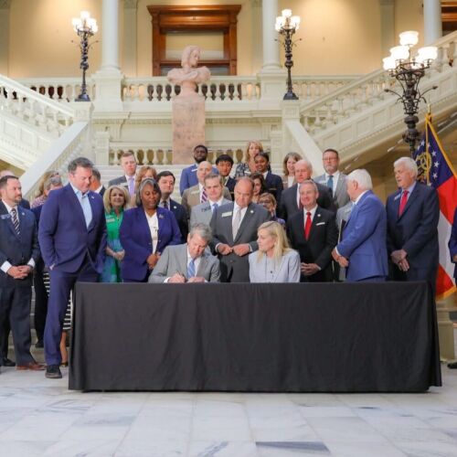 El gobernador Kemp firma una ley que fortalece la fuerza laboral de Georgia