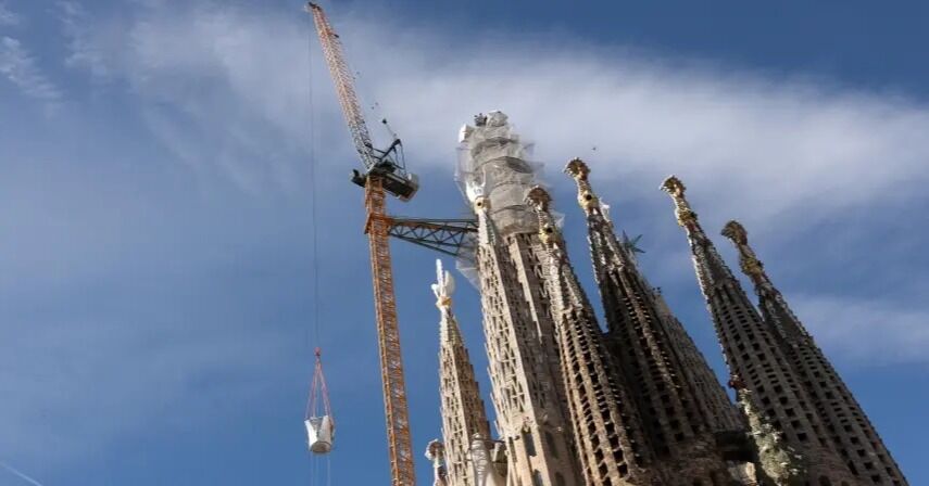 La Sagrada Familia de Barcelona, la iglesia más alta del mundo, alcanza su cima a 172,5 metros
